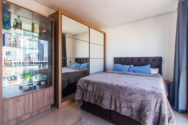 Apartamento Semi Mobiliado em Barreiros - Suíte com armários planejados