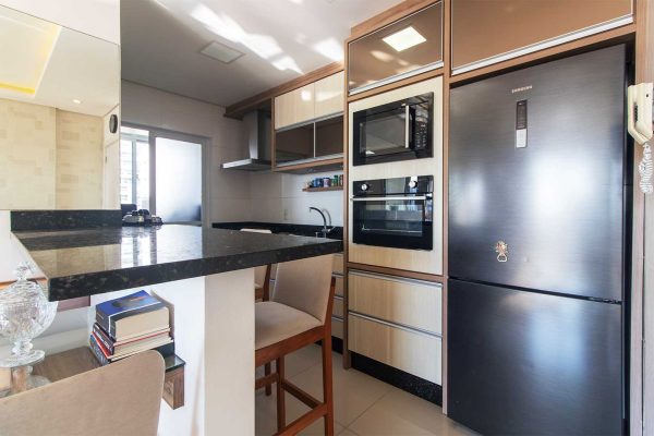 Cozinha com armários planejados